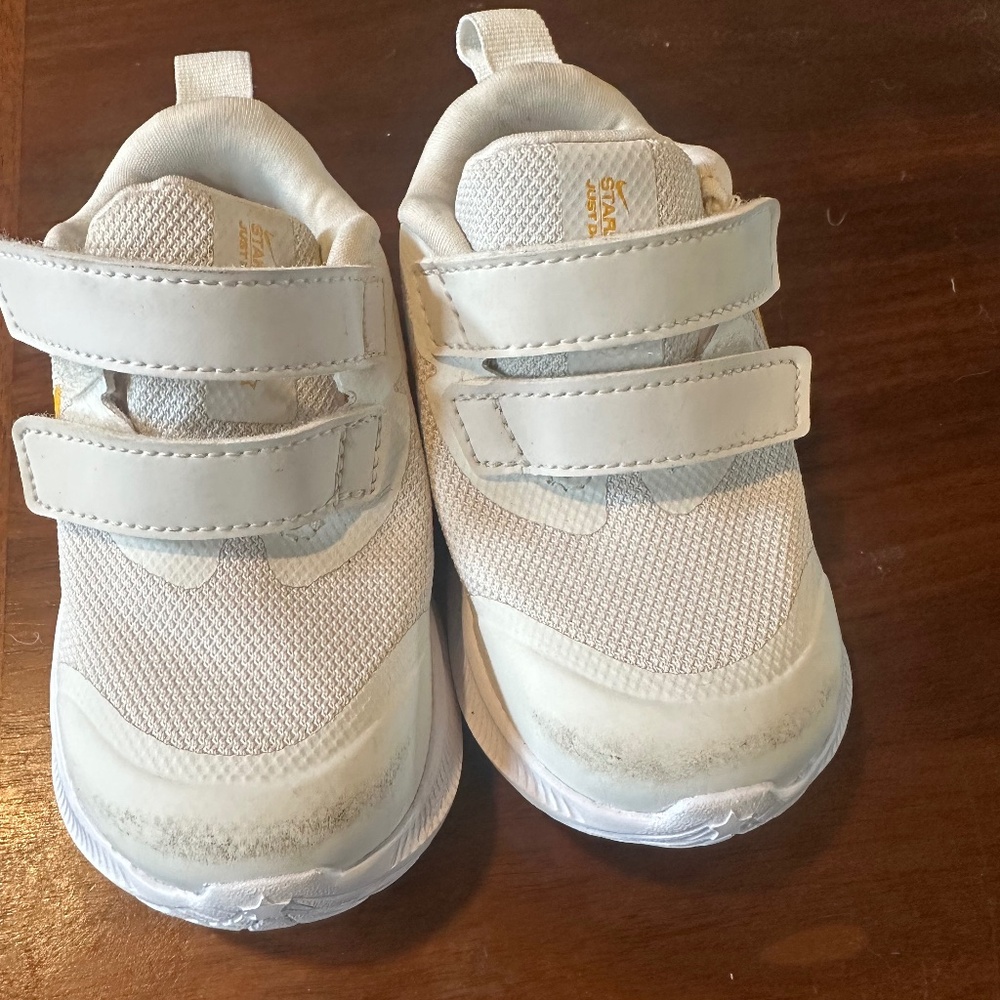 Nike toddler shoes size 6c